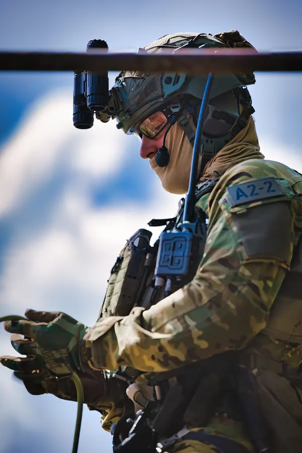 Operator handling rope at height, radio on the carrier